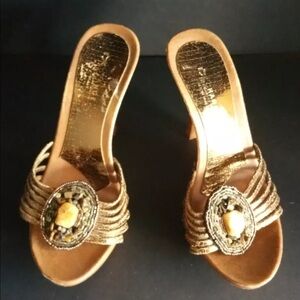 Gold tones shoes is good condition